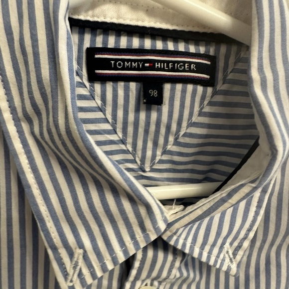 Brand new Tommy Hilfiger buttoned shirt - 2T/3T - Picture 2 of 3